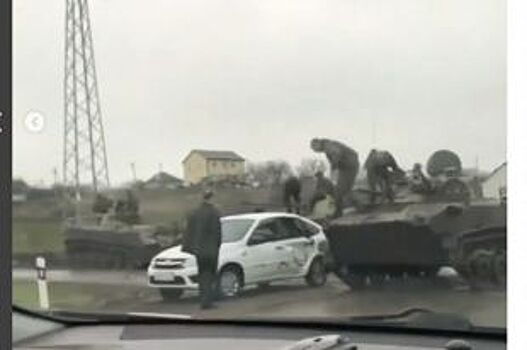 На Ставрополье танк при обгоне столкнулся с автомобилем