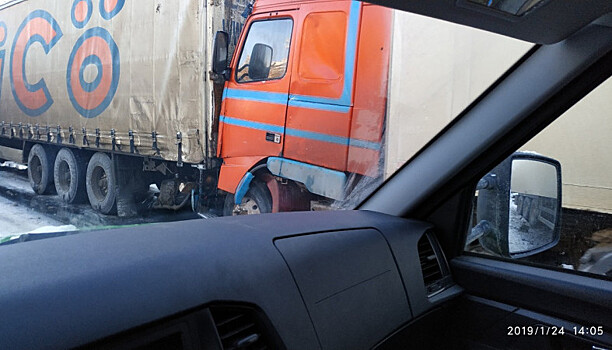 Два грузовика и две легковушки столкнулись на «Коле» (фото)