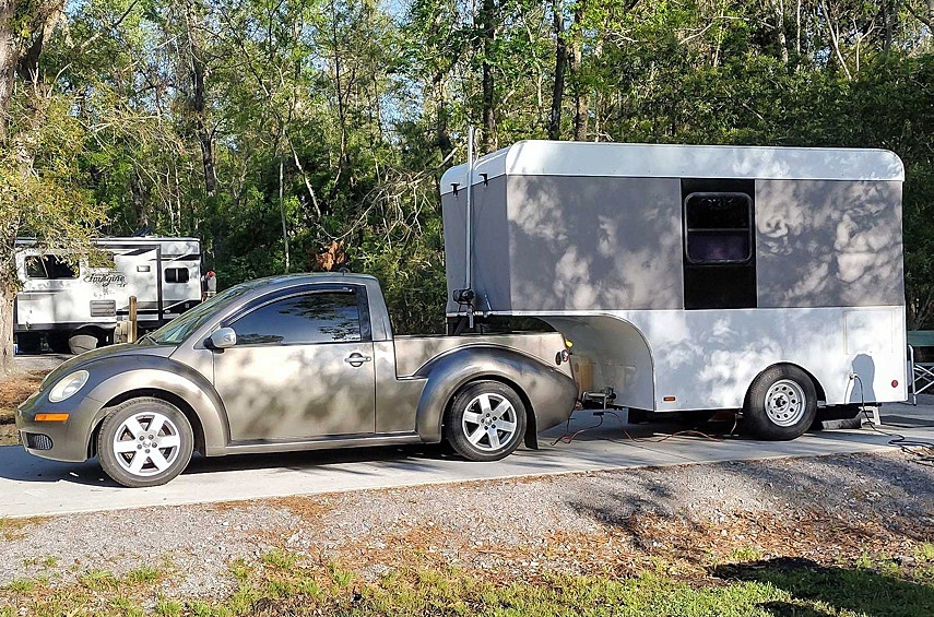 Внешняя скромность самоделки не должна вводить в заблуждение: внутри размещено всё необходимое, только от водоснабжения пришлось отказаться для уменьшения массы. Маккормик изначально не хотел выходить за пределы буксировочных способностей автомобиля