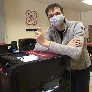 В детском технопарке «Кванториум» Нижний Новгород» на 3D-принтерах печатают детали для защитных медицинских щитков