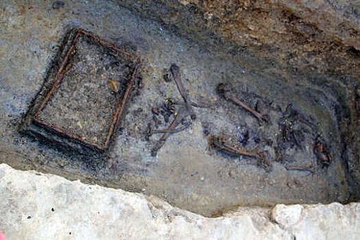 Обнаружено древнее погребение женщины со складным стулом