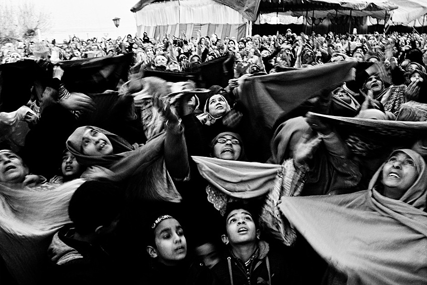 «Кашмир: спорное наследие» /// Первое место среди фотографических серий в номинации «Портрет. Герой нашего времени». Индийский фотограф Шарафат Али (Sharafat Ali) снял черно-белый репортаж, посвященный повседневной жизни в Кашмире — спорной области, одна часть которой находится под контролем Пакистана, а другая подчинена Индии.