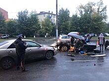 Спасатели разрезали «ВАЗ» в Омске, чтобы достать пострадавших
