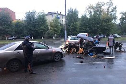 Спасатели разрезали «ВАЗ» в Омске, чтобы достать пострадавших