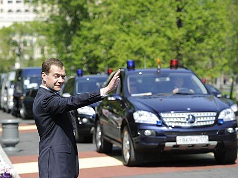 Вот приехал барин. Кортеж Медведева таранит машины и срывает рейсы