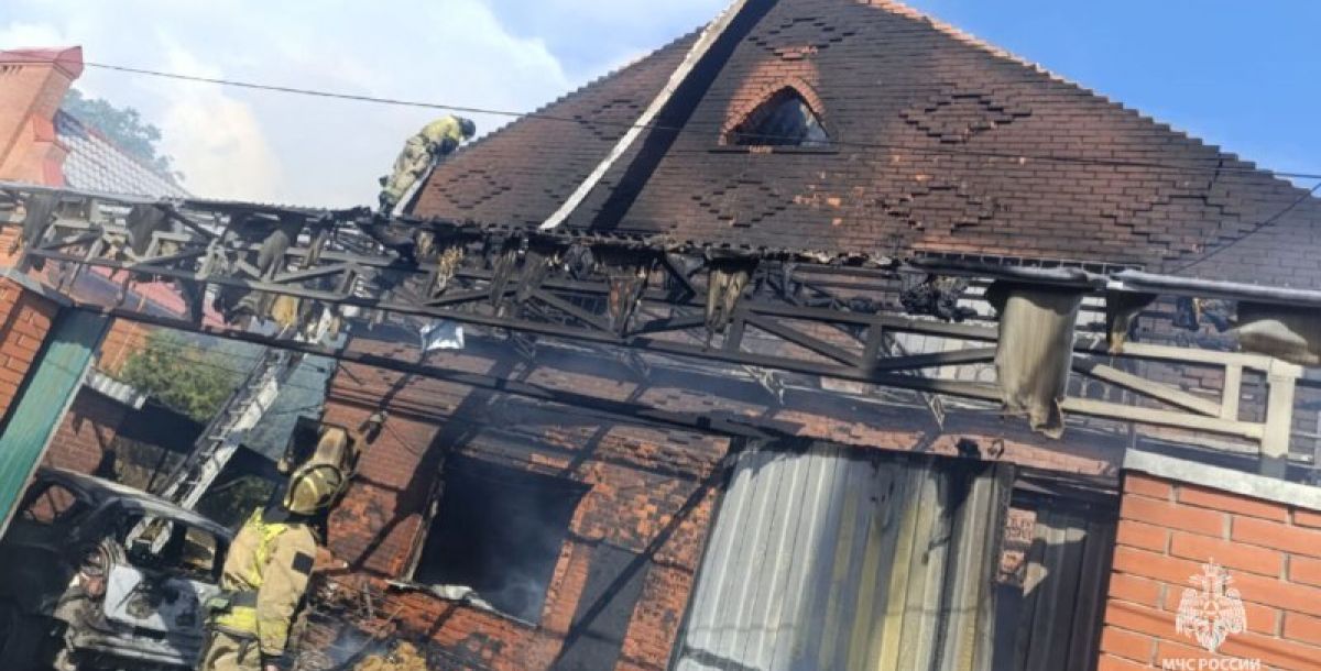 В Ростове на Западном тушат пожар на площади 200 кв. м