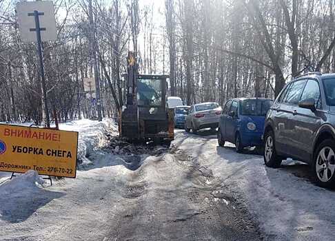 Уборка снега идет на внутриквартальных проездах на улицах Дмитрия Павлова, Героев Космоса, Старая канава и Иванова