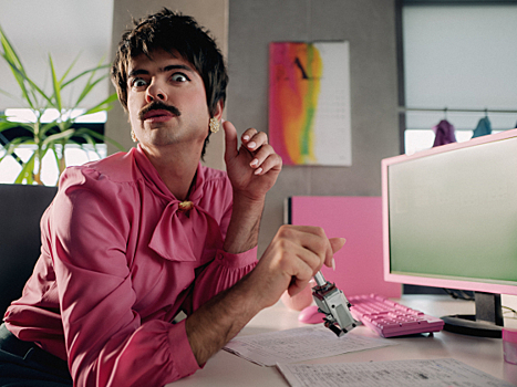 Банк «Точка» разработал унисекс-аромат предпринимательства и снял его рекламу с Лапенко