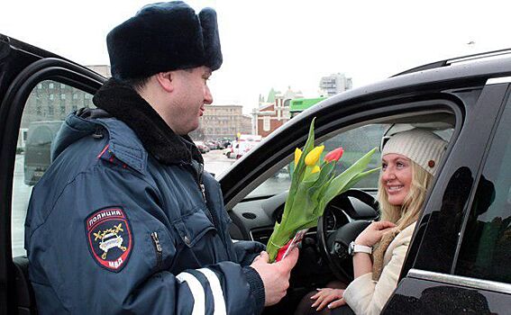 Цветы от полицейских получили автоледи