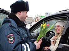 Цветы от полицейских получили автоледи