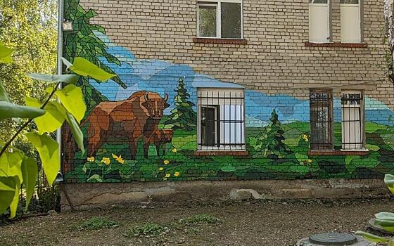 Художники нарисовали зубров на стене детского отделения тубдиспансера в Рязани