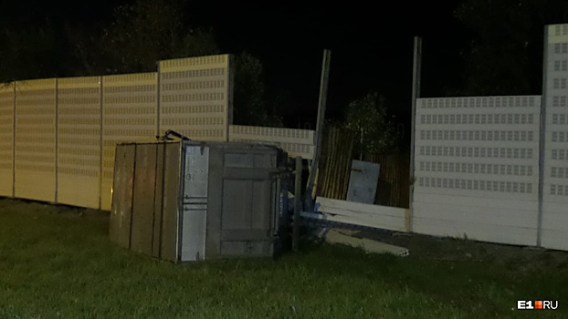 На Кольцовском тракте водитель «газели» протаранил ограждение и сбежал