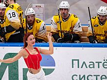 Хоккеисты отвлекались на Ice Girl, Принса поднимал судья. Лучшие фото победы «Спартака»