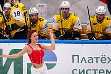 Хоккеисты отвлекались на Ice Girl, Принса поднимал судья. Лучшие фото победы «Спартака»