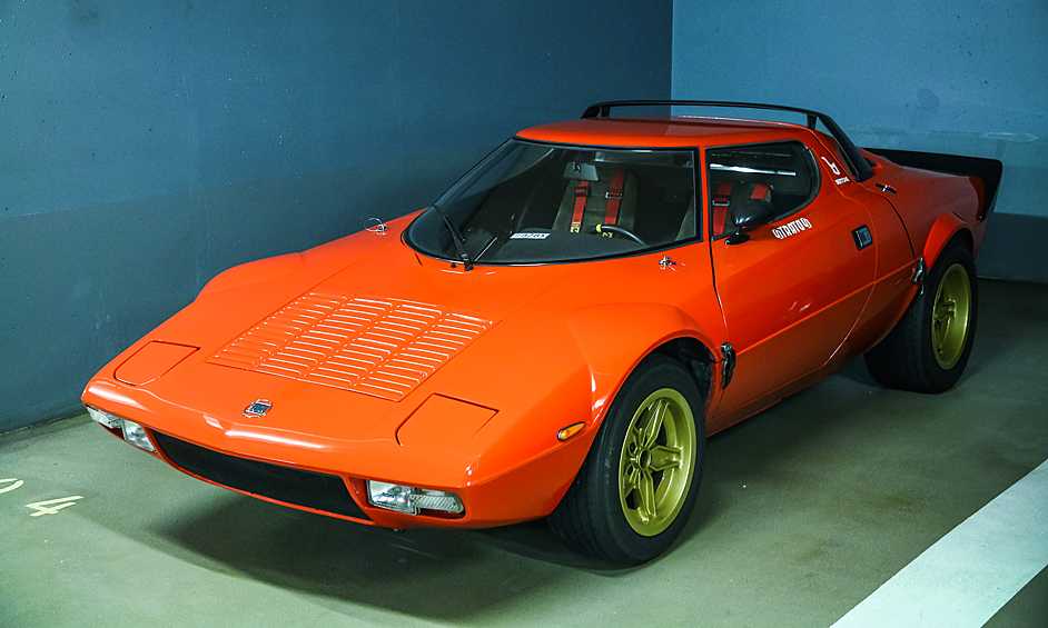 Lancia Stratos HF(1972—1974). Считается первым в мире автомобилем, изначально созданным для участия в ралли. Кузов был разработан главным дизайнером кузовного ателье «Бертоне» Марчелло Гандини. Прототип автомобиля прототип в фильме Moonwalker Майкла Джексона в 1988 году и музыкального видеоклипа Smooth Criminal.