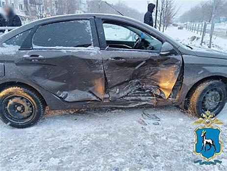 На ул. Гагарина в Калининграде столкнулись две машины, проезд заблокирован