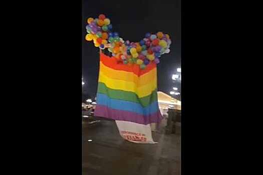 Над Кремлем пролетел ЛГБТ-флаг