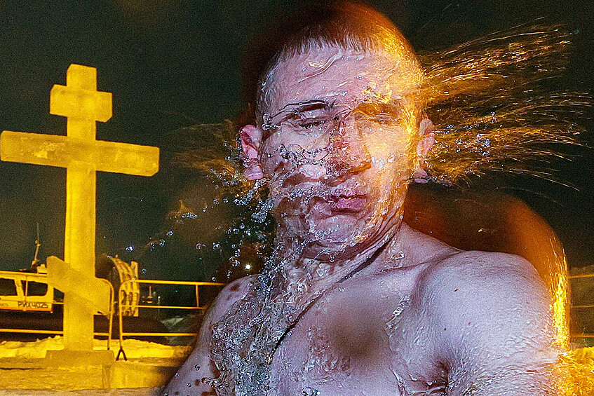 Мужчина во время крещенских купаний в реке Волге под Кинешмой в Ивановской области, 19 января 2026 года