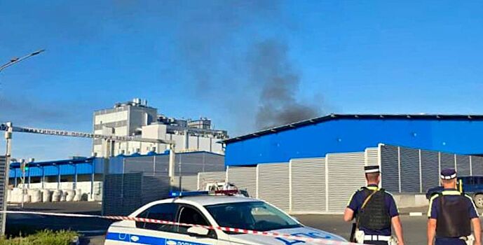 В Шахтах полиция обеспечивает охрану общественного порядка на месте крупного пожара на складе