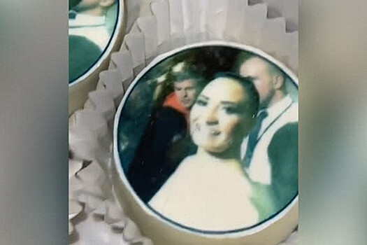 Деми Ловато получила на день рождения кексы с обидным мемом