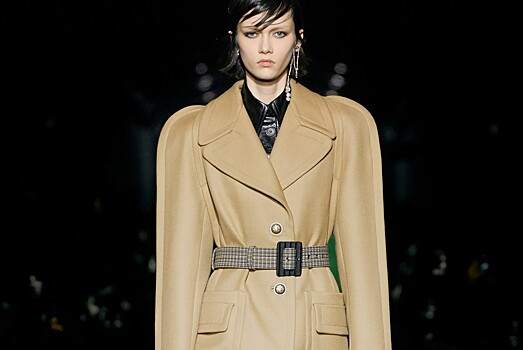 Тренд сезона — ремень поверх пальто и курток: составляем стильные образы как на показах Givenchy, Prada, Louis Vuitton и не только
