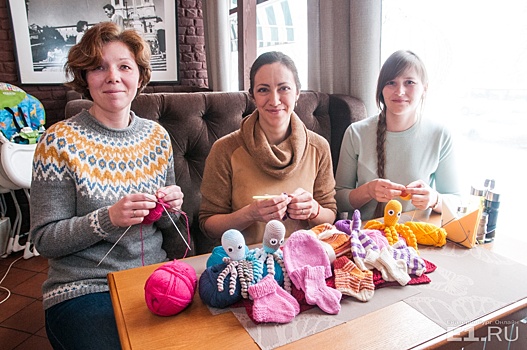 Начните с 28 петель: екатеринбурженки вяжут носочки, которые помогают дышать недоношенным детям