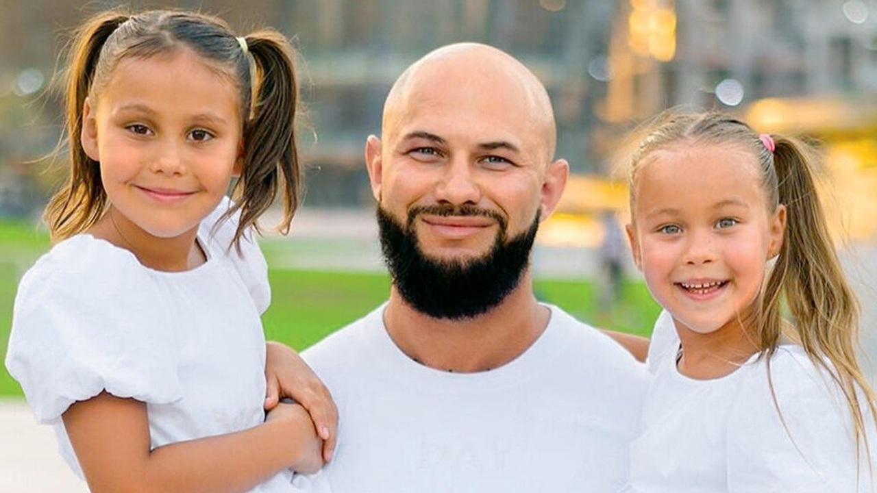 Джиган воссоединился с младшими дочками в Дубае после развода