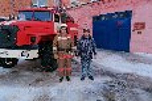 Сотрудники пожарной части ИК-6 УФСИН России по Смоленской области спасли из горящей квартиры двух человек