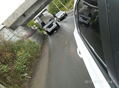 В Пензе проезжавший под мостом грузовик помял крышу