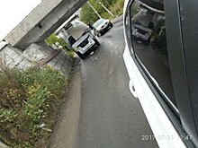 В Пензе проезжавший под мостом грузовик помял крышу