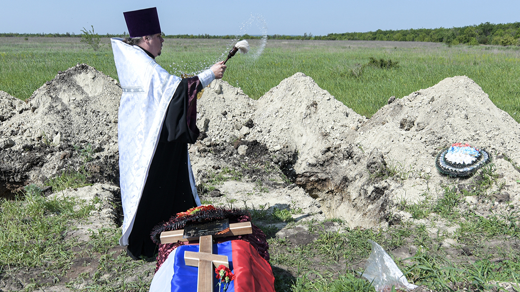 Был очень хорошим мальчиком: россиянка умерла на могиле сына, погибшего в зоне СВО