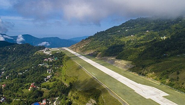 В Гималаях построили самый красивый аэропорт в мире