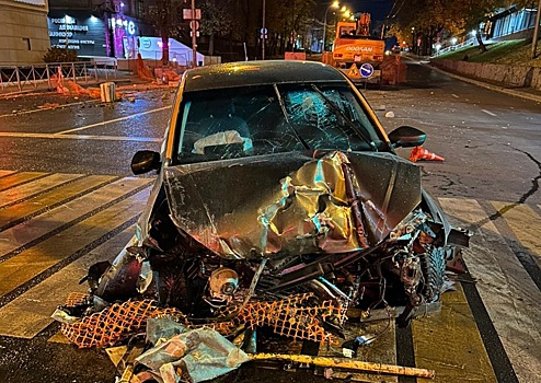 В Новосибирске водитель VW Polo спровоцировал погоню и врезался в бетонный блок