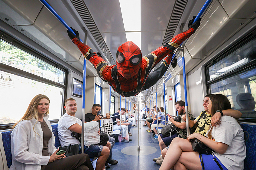 Горожанин в костюме героя из фильма "Человек-паук" в вагоне поезда, Москва, 25 августа