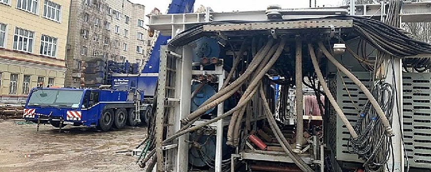 Для строительства станции «Театральная» из Москвы в Самару перебазировали высокотоннажный кран
