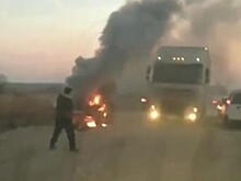 В Приморье прямо на дороге сгорел редкий автомобиль ГАЗ-69