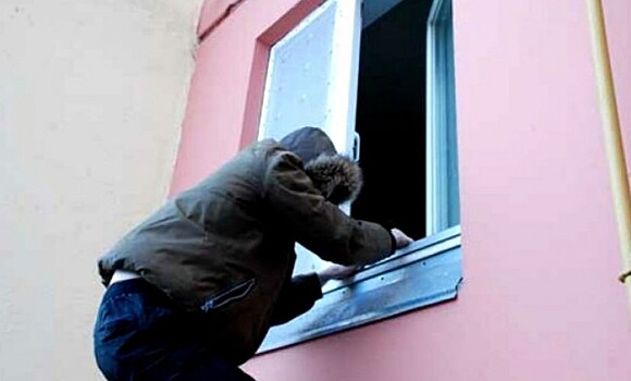 Сотрудники ГИБДД ЗАО задержали мужчину, подозреваемого в совершении квартирной кражи