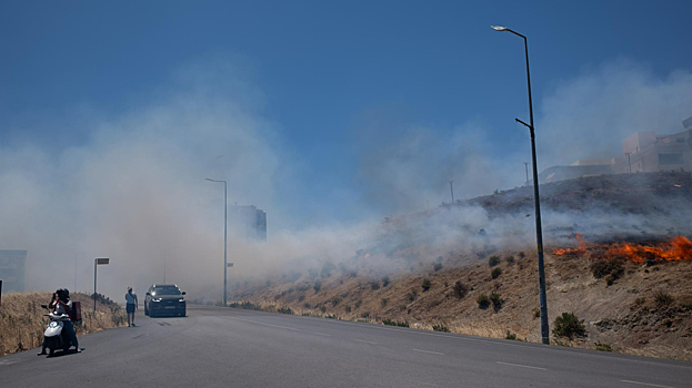 Российских туристов экстренно эвакуируют из отеля в турецкой Анталье из-за лесного пожара