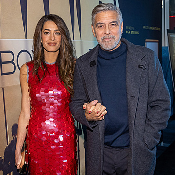 Амаль Клуни поддержала тренд на пайетки на премьере фильма «Парни в лодке»