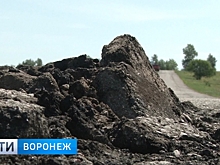 Единственную соединяющую три села в Воронежской области дорогу разбивают большегрузы
