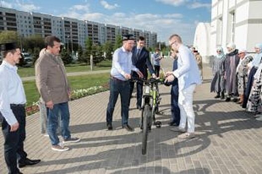 Ильсур Метшин подарил мечети «Ярдэм» велосипед