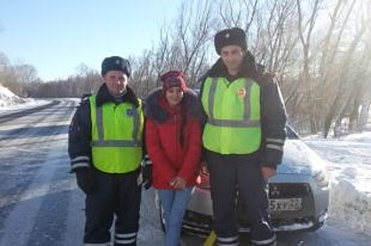 На Алтае полицейские спасли девушку, чья машина слетела в кювет на трассе