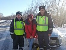 На Алтае полицейские спасли девушку, чья машина слетела в кювет на трассе