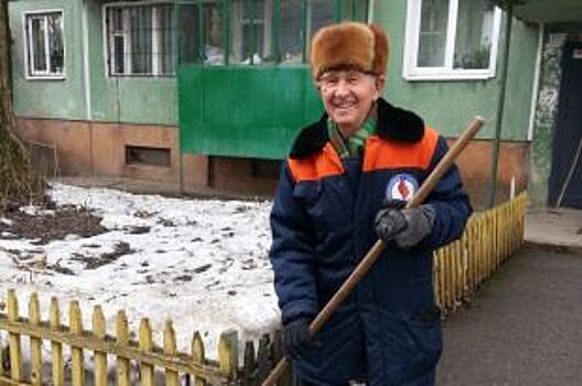К долголетию – с метлой. В Липецке дворы убирает 93-летний пенсионер