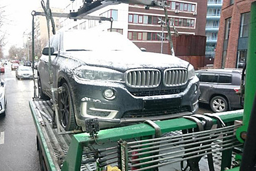 230 автомобилей без номеров переместили на спецстоянки в Москве за октябрь