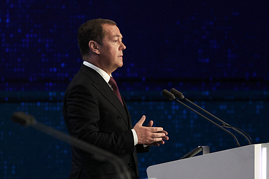 Дмитрий Медведев исполнил вместе с рэпером ST песню «Дай ему сил» в Волгограде