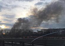 Пожарные борются с огнем на складе в Москве