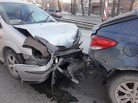 «Ниссан» не успел затормозить на красный: авария заблокировала проезд по Бердскому шоссе