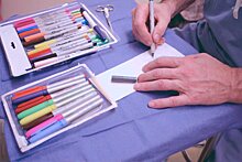 Цветы вместо бинтов: детский хирург украшает рисунками послеоперационные повязки своих пациентов