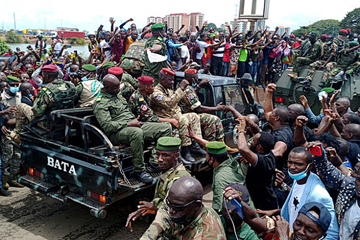 «Поставки нефти и бокситов под угрозой»: Мировая реакция на военный переворот в Гвинее